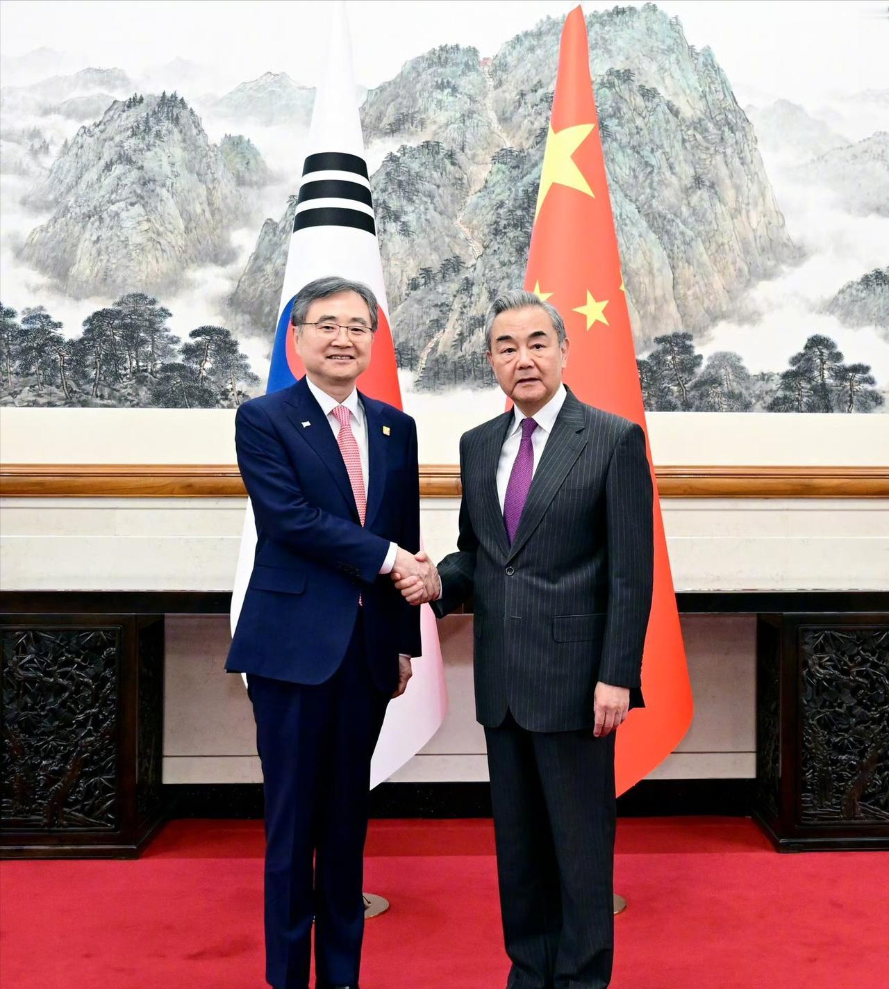 中国和韩国谈妥了，9月17日，中国外交部长王毅在北京会见韩国外交部长官赵显，双方