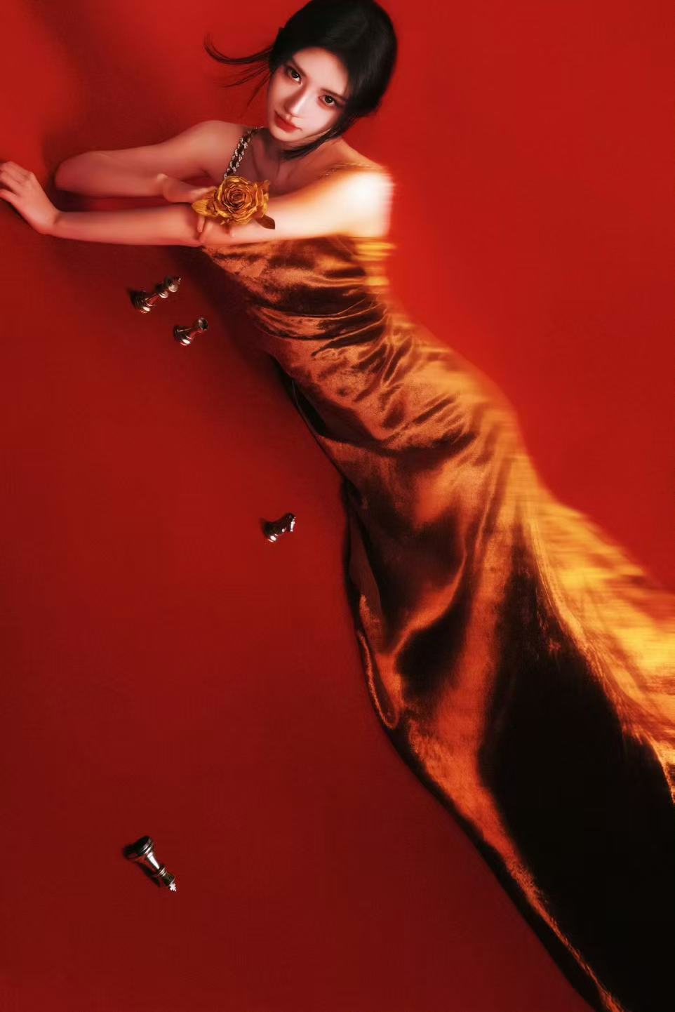 鞠婧祎鎏金玫瑰裙鞠婧祎高光局哇趣！鞠婧祎这套造型也太美了吧！！高光局拿捏了！ 