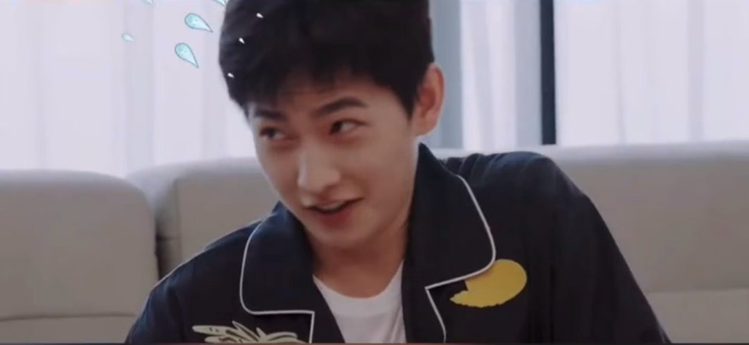 杨洋最近又开始洗袜子了杨洋坦然玩起洗袜子老梗，综艺里自带一股傻乎乎的真诚感，没有