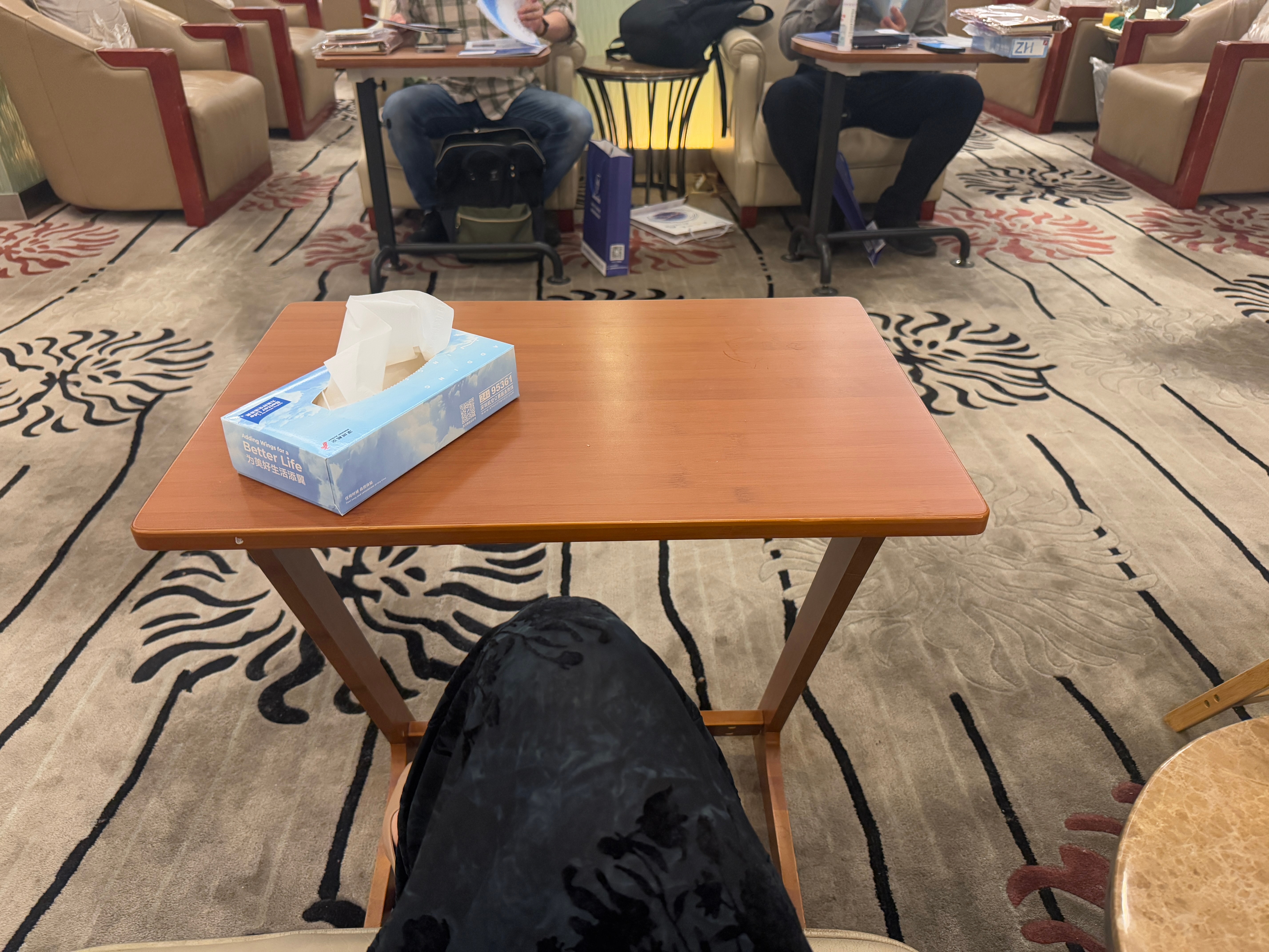 深圳机场这个休息室太行了，虽然是沙发座但这片区域一人配一个小桌子位置还贼抢手！我