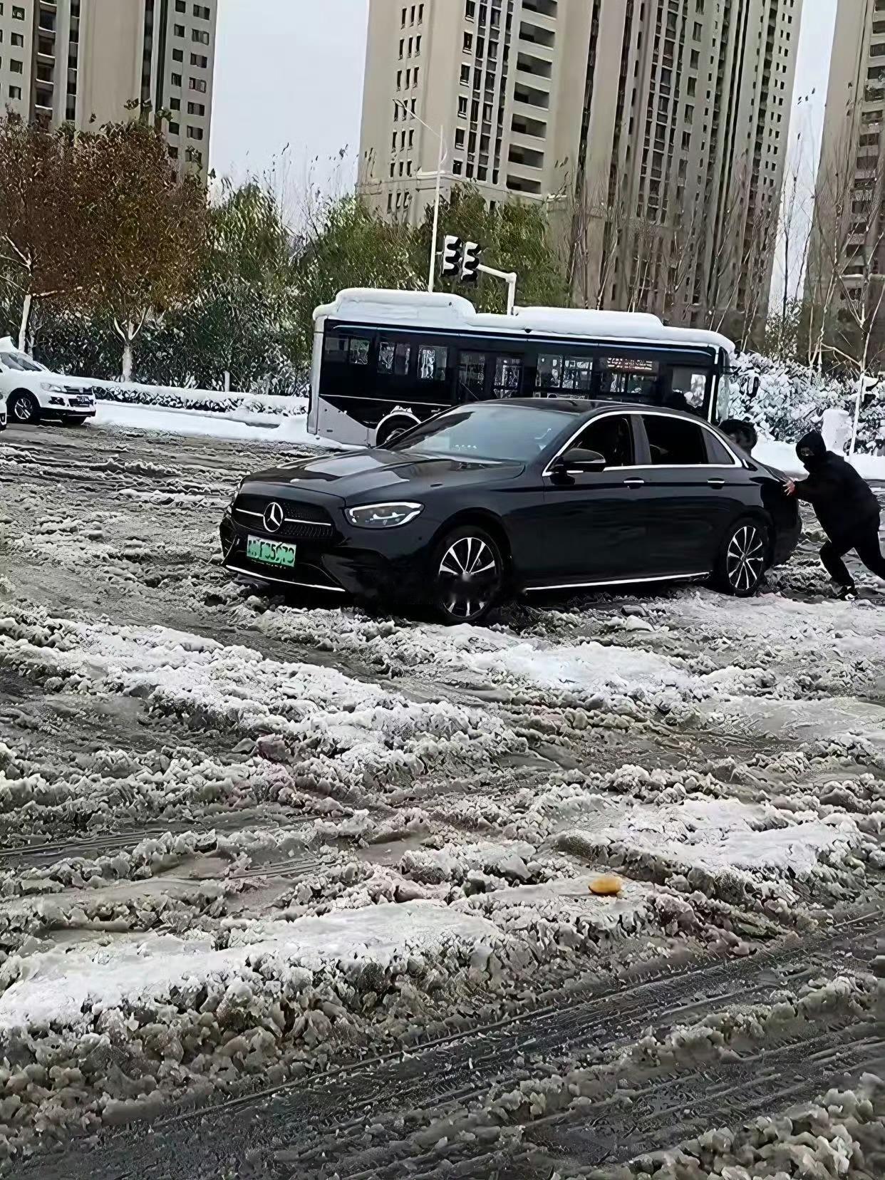 冰雪路面开绿牌后驱车~~~您如何评价啊？？？