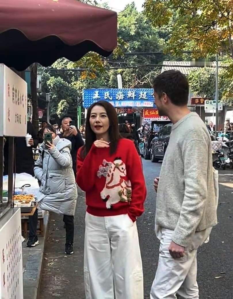 除了变好和赚钱，就是享受独处，与自己无关的事，不问不听，不想知道！穿搭街拍