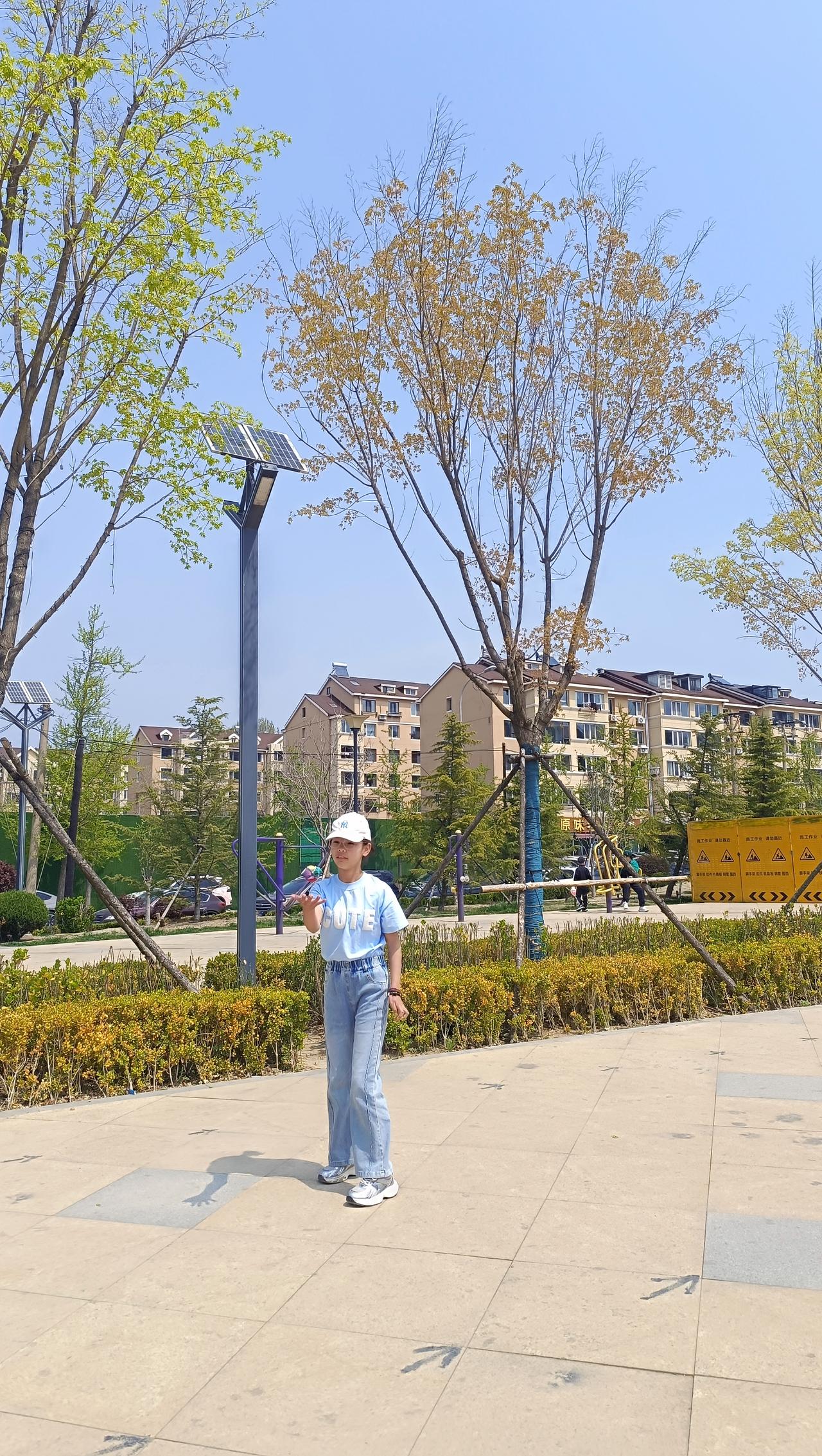 周日运动趴[加油]
上午赶海尽兴后又到马路对面的广场上踢了会毽儿，谁让渔人码头游