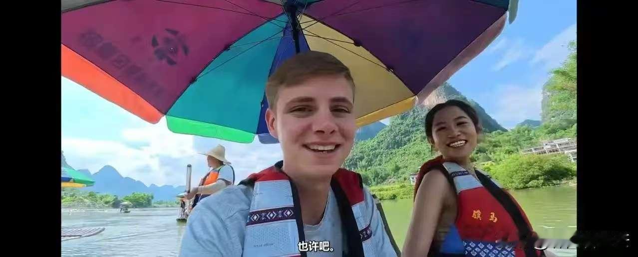 想错了，
本以为麻辣烫两人就此结束了关系，
可没想到，两人竟然结伴外出旅游去了，