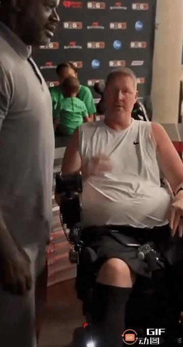 前NBA榜眼秀“大竹竿”布拉德利近日现场观看了半职业篮球联盟BIG3联盟的比赛，