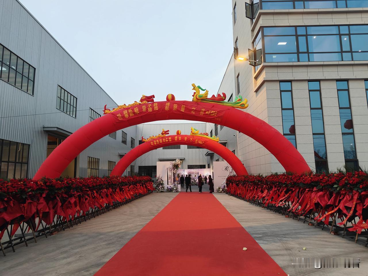 参加亲戚在自家厂房内举行的盛大婚礼