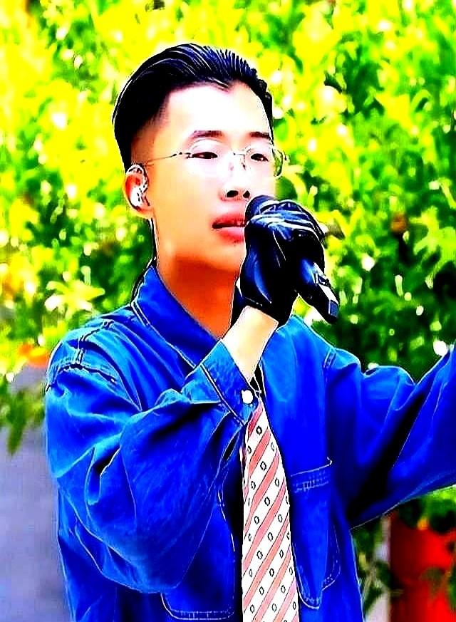 50万人瞬间跑光，郭有才只剩5万。

他去年靠一首《县城》爆红，手机镜头里破旧火