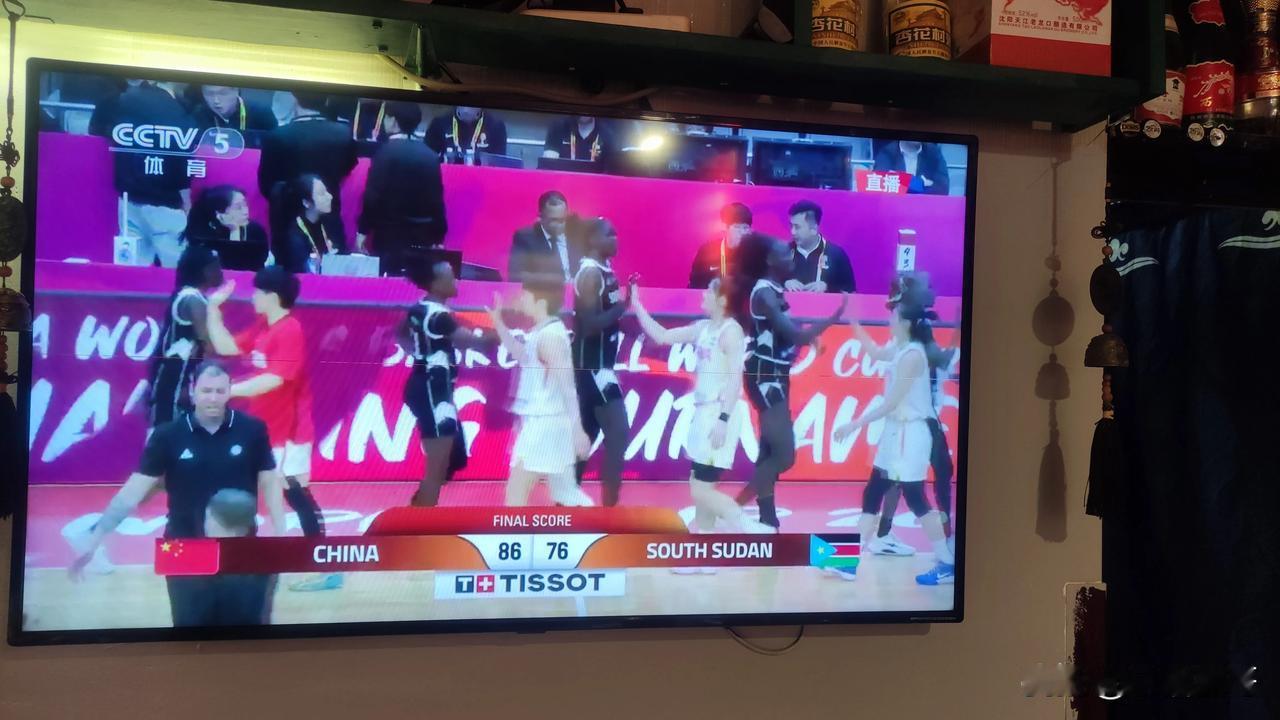 [笑哭]就在刚才，中国女篮和非洲南苏丹女篮的世界杯预选赛结束了。中国女篮以十分的