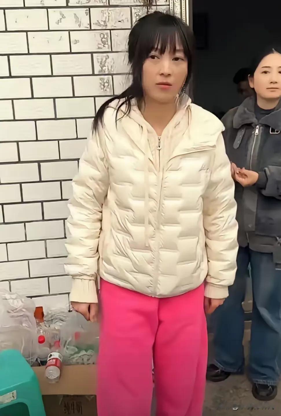 昨晚饭局，
一位刚离职的文旅局员工喝多了说：“我们全年预算，敌不过一个农村女孩的