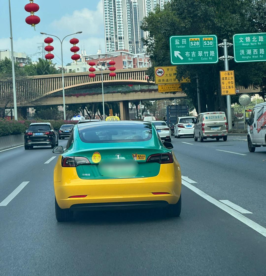 深圳出租车换成特斯拉了，这不走近点差点被骗了[老师好]  ​​​