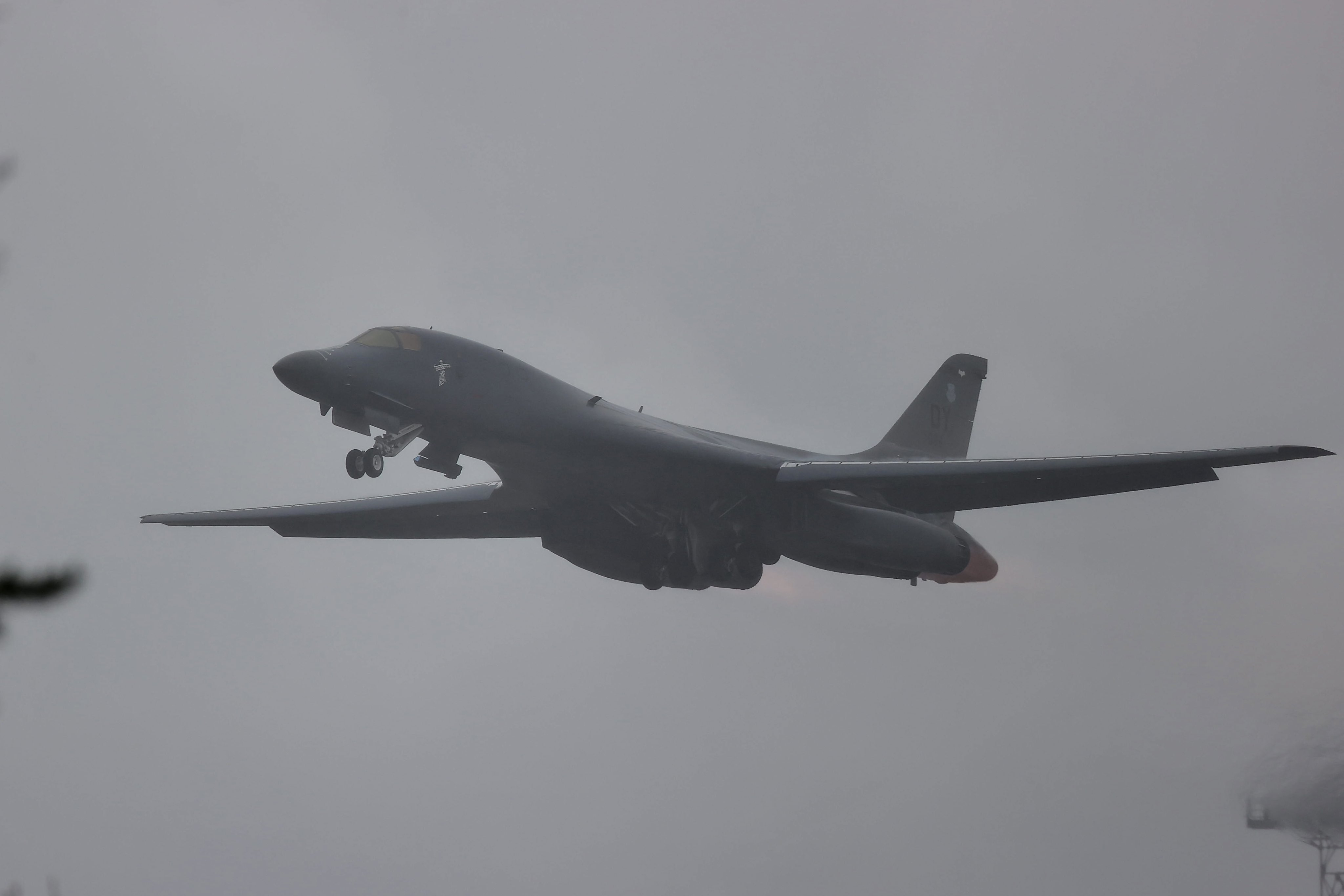 三泽基地上空的B-1B枪骑兵 ​​​
