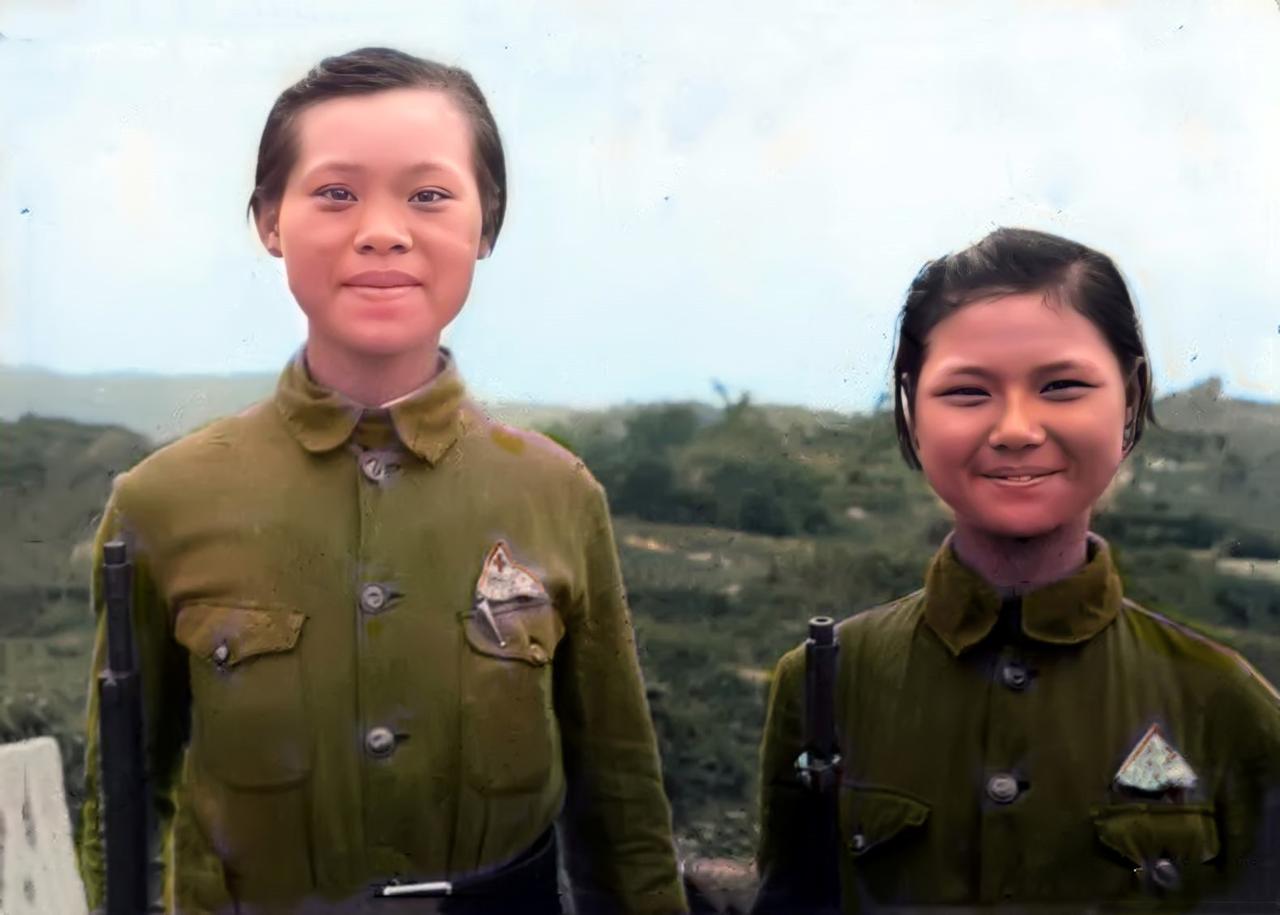1942年，两名英姿飒爽的中国女兵，面对镜头忍俊不禁，脸上露出孩子般青涩又略带腼