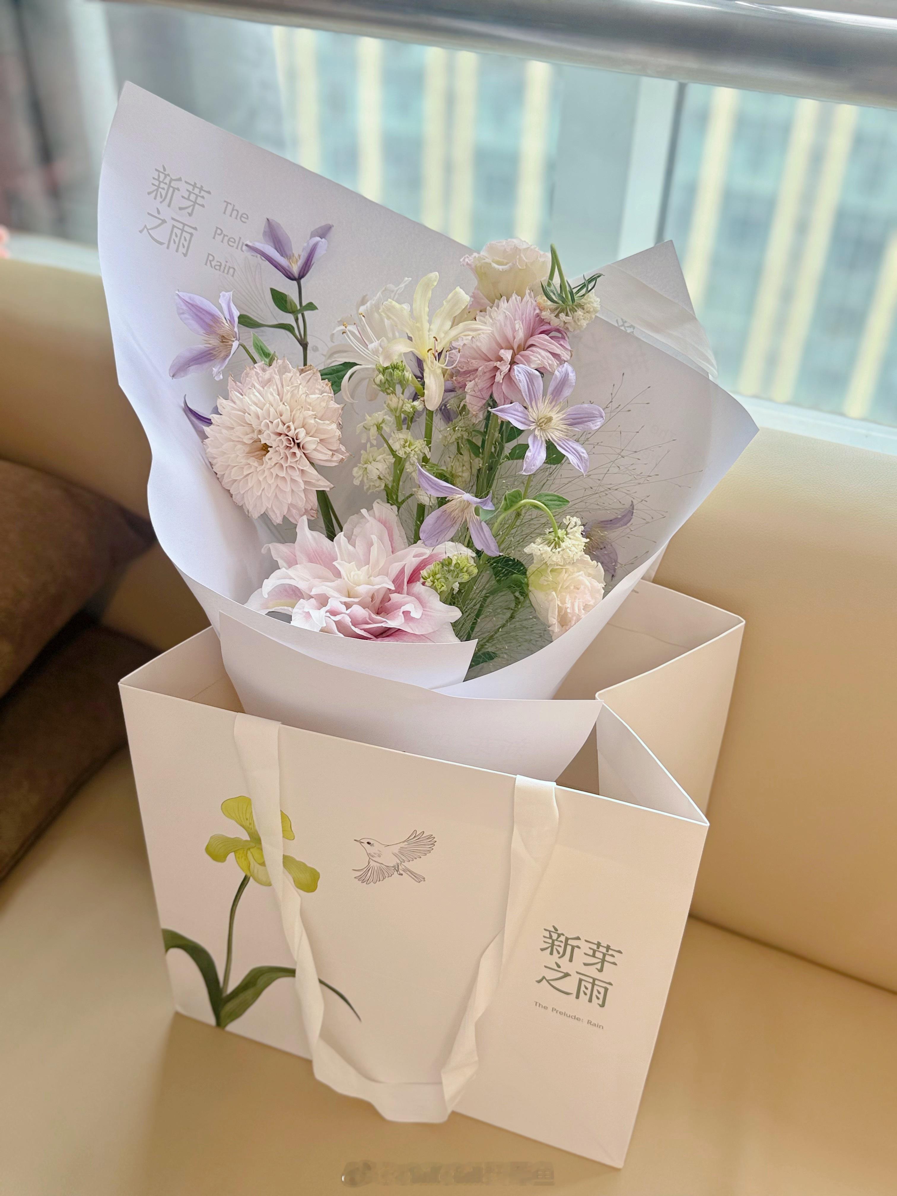姐的两个同学的妈妈也来看弟弟了，又收到了美美的花和平安符。💐 ​​​