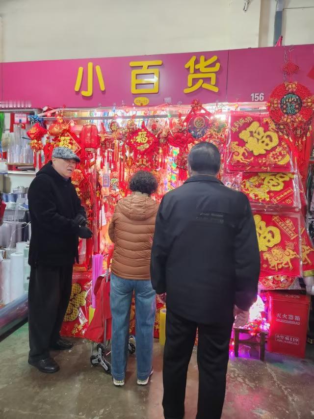 年味越来越淡的原因是社会变迁共同作用的结果。主要是源于物质丰富弱化了节日的特殊性