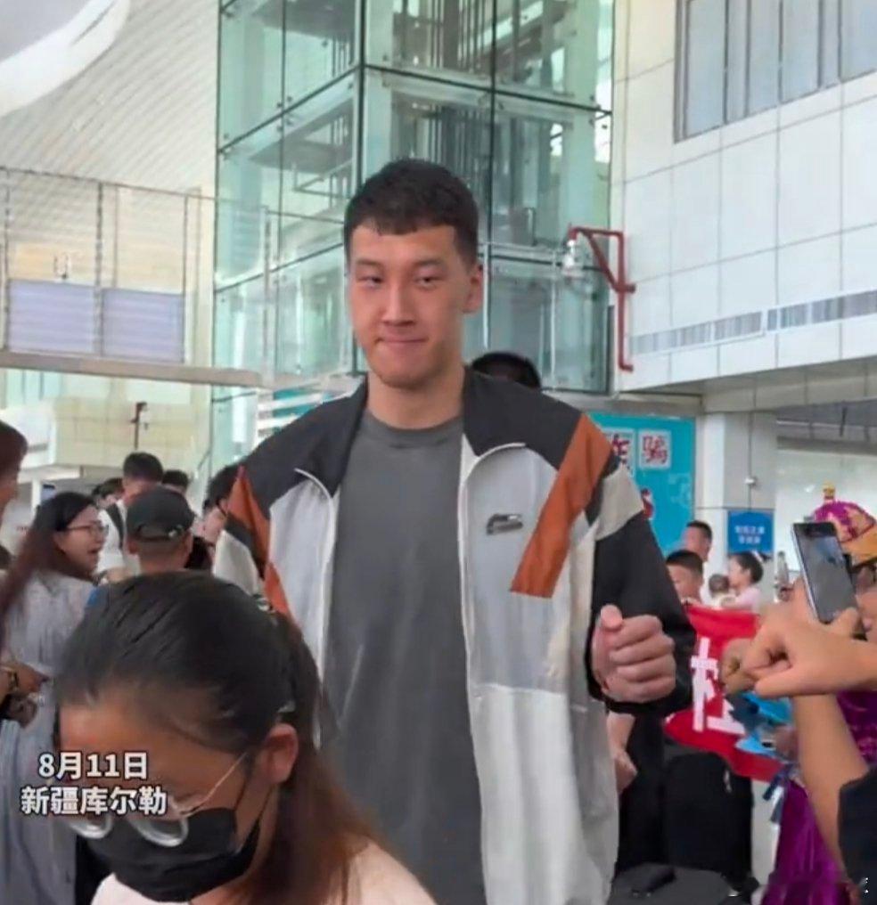 广东队已顺利抵达新疆库尔勒，开启下一站夏季联赛之旅，有热情的球迷还给阿旺拉起横幅