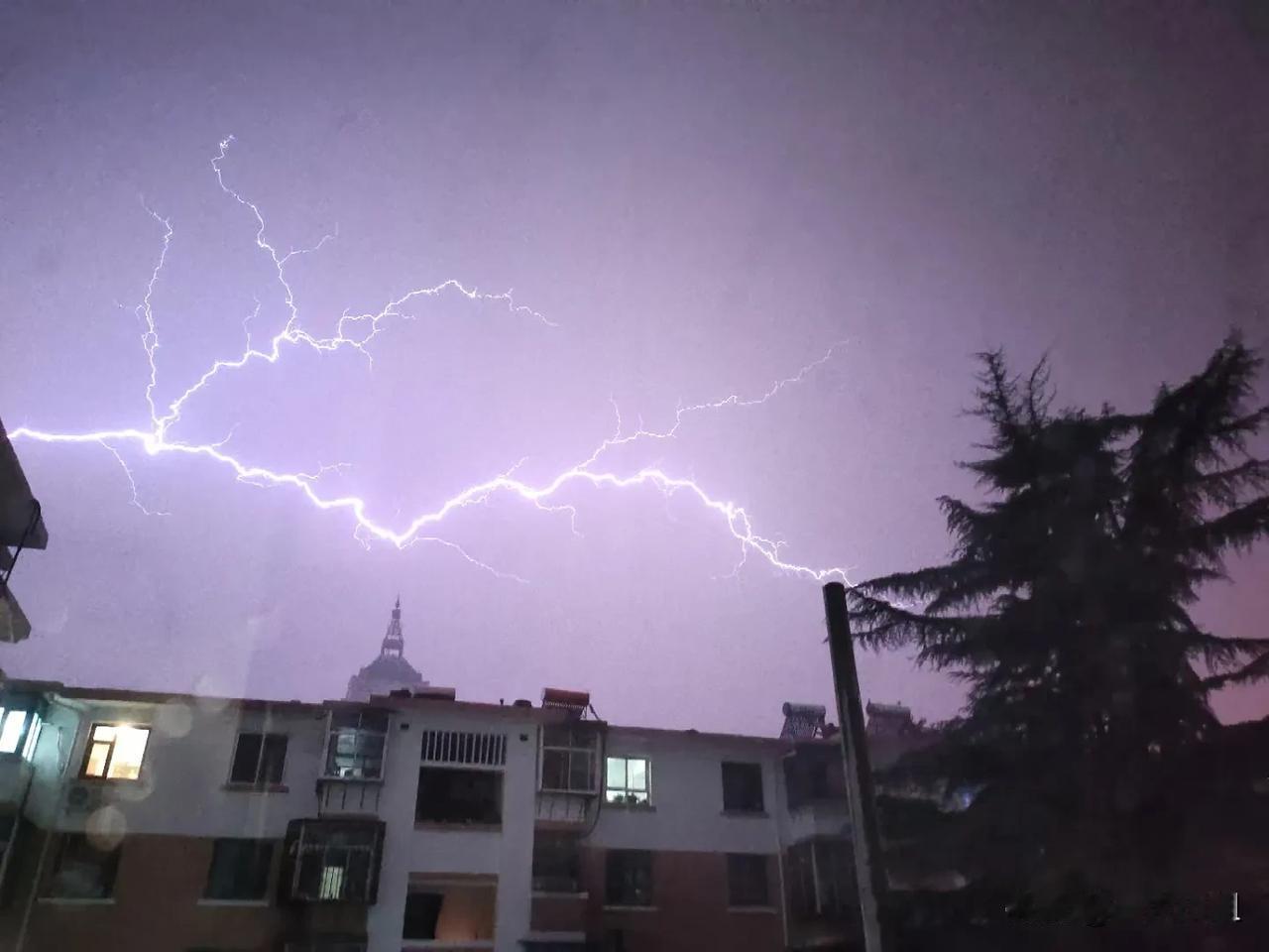 这几天挺热的，26、27、28的温度，但依然盖棉被睡觉。我怎么记得往年不是这样的