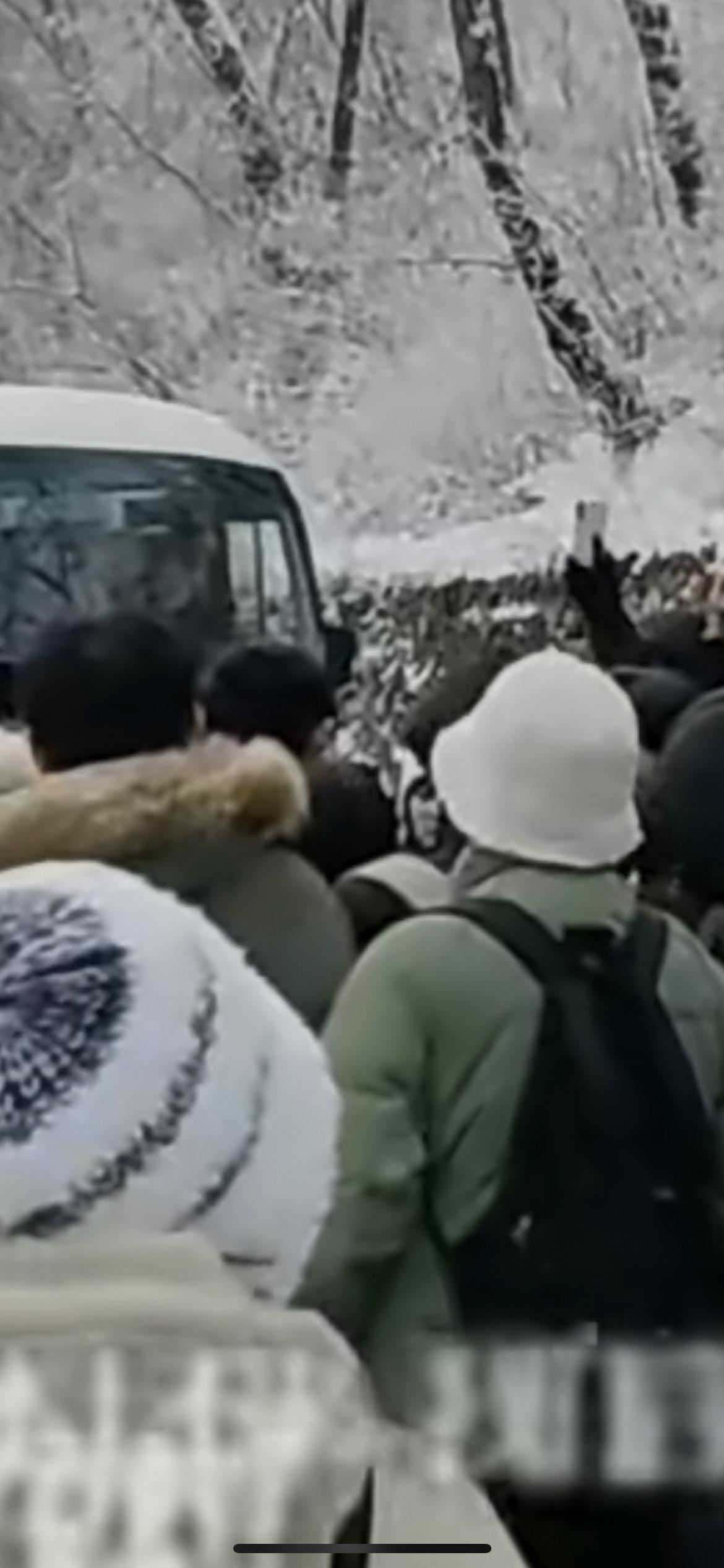 1月2日下午4时许，太白山景区突降大雪，路面结冰导致景交车行驶困难，运力大幅下降