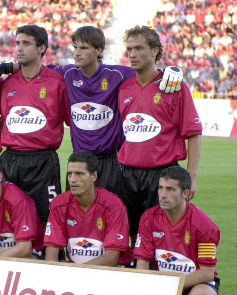 經典回眸- 人見人愛嘅馬略卡 2001/02 球季 🔴⚫️馬略卡陣容後排左起-