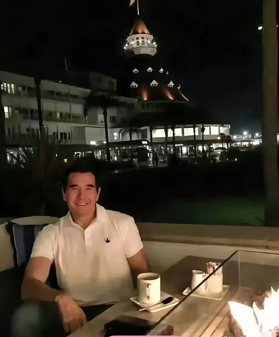 费翔，在美国住豪宅一个人，开豪车，生活极度奢侈，但是生活却是冷冷清清！因为没有结