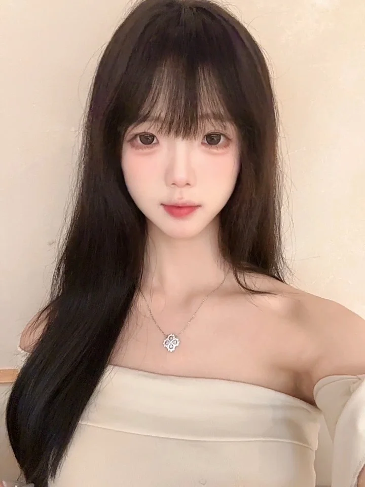 唇周饱满点，幼态感藏在嘴角