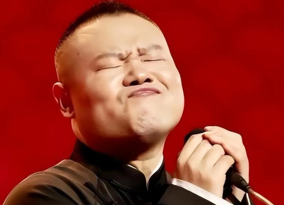 这段对话蛮有意思的。
“你觉得他的相声怎么样？”路人甲问道。
“他的河南话说的可