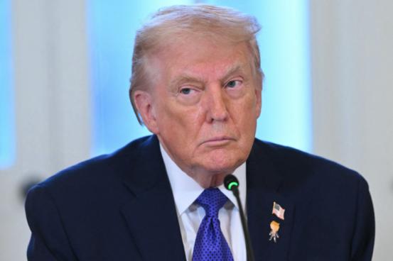 夜深了，特朗普完全没睡意。
 
在自己账号上发文说：“伊朗的谈判代表真的非常不一