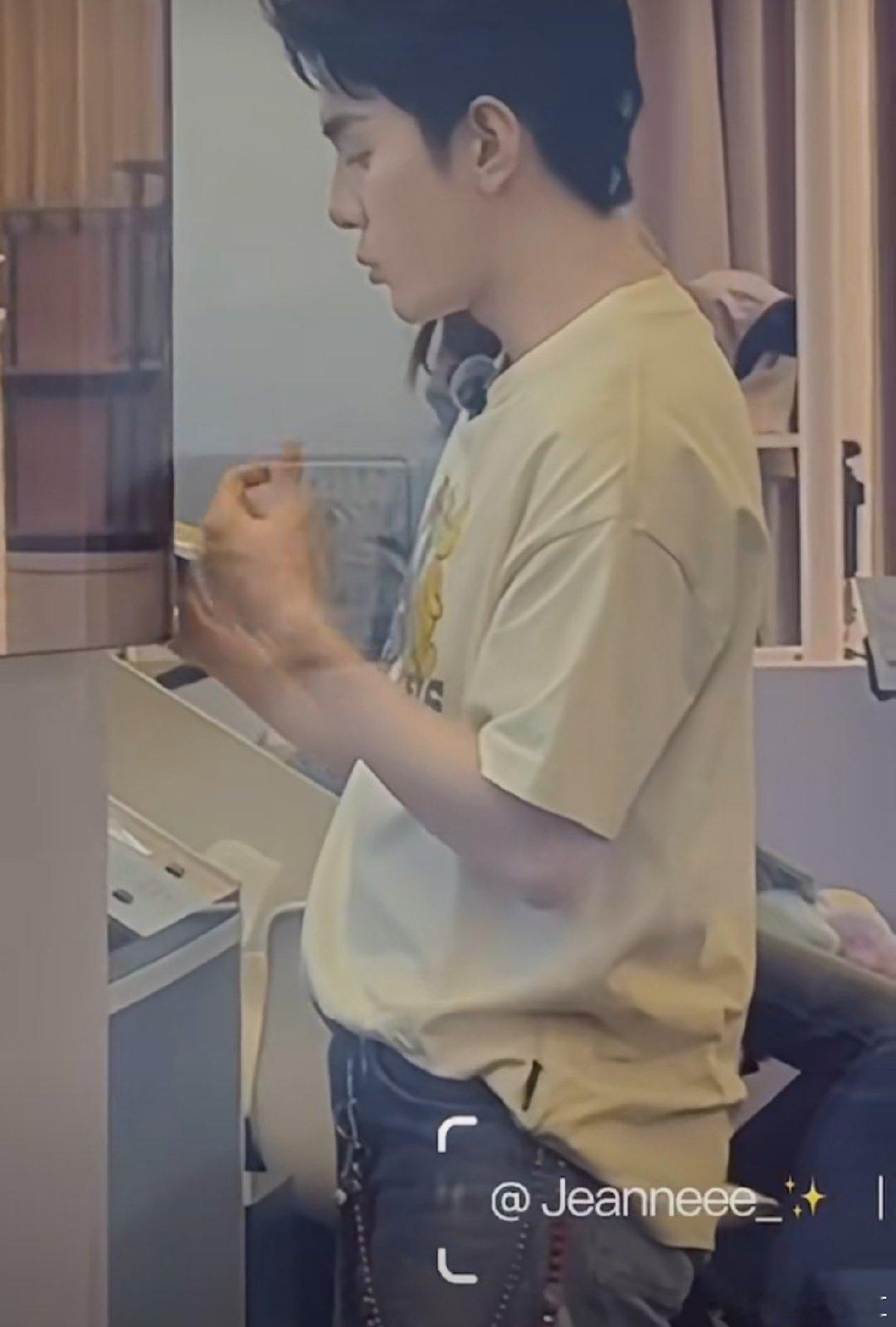 李佳琦低头背书的样子超专注，张予曦毕雯珺在旁边当人形弹幕，这画面太有爱了！张予曦