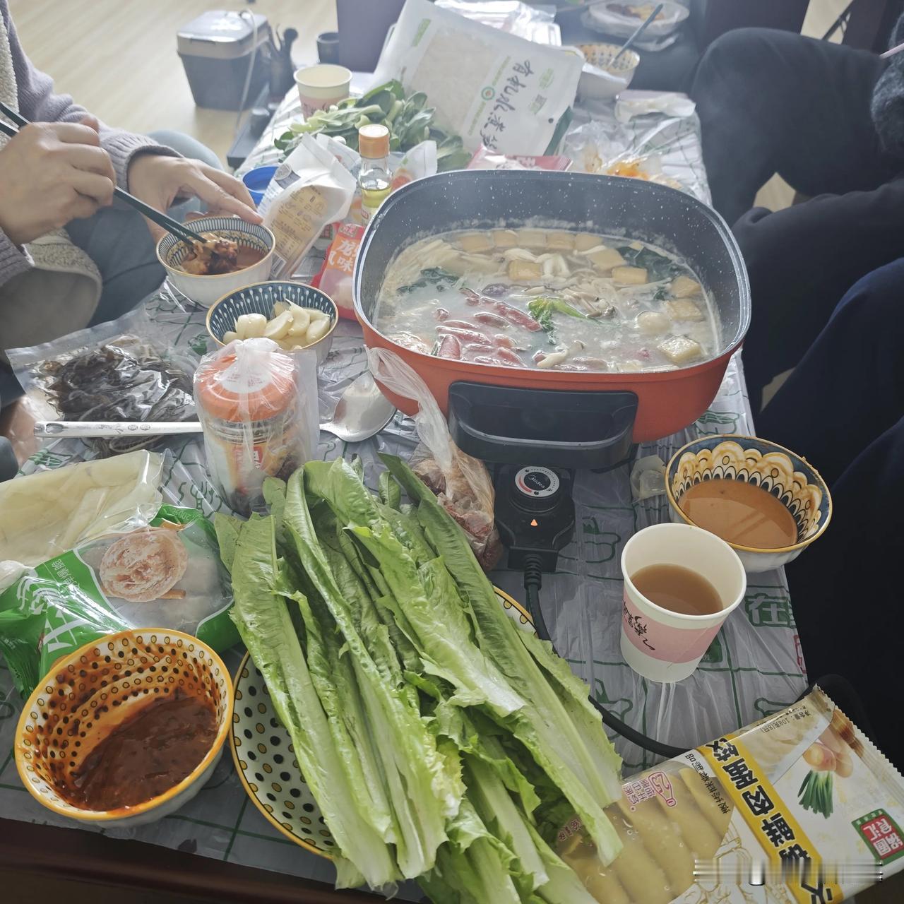 年会没了，聚餐也不去饭店了，办公室吃个火锅吧，采办下来500块搞定，各种食材齐全