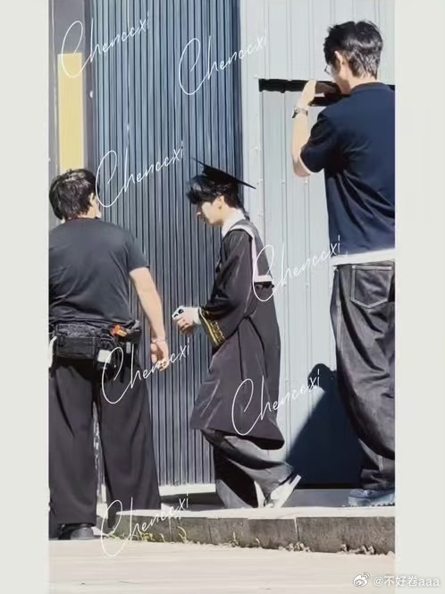 严浩翔学士服路透 严浩翔学士服毕业路透~下段旅程你一定要更幸福，毕业快乐