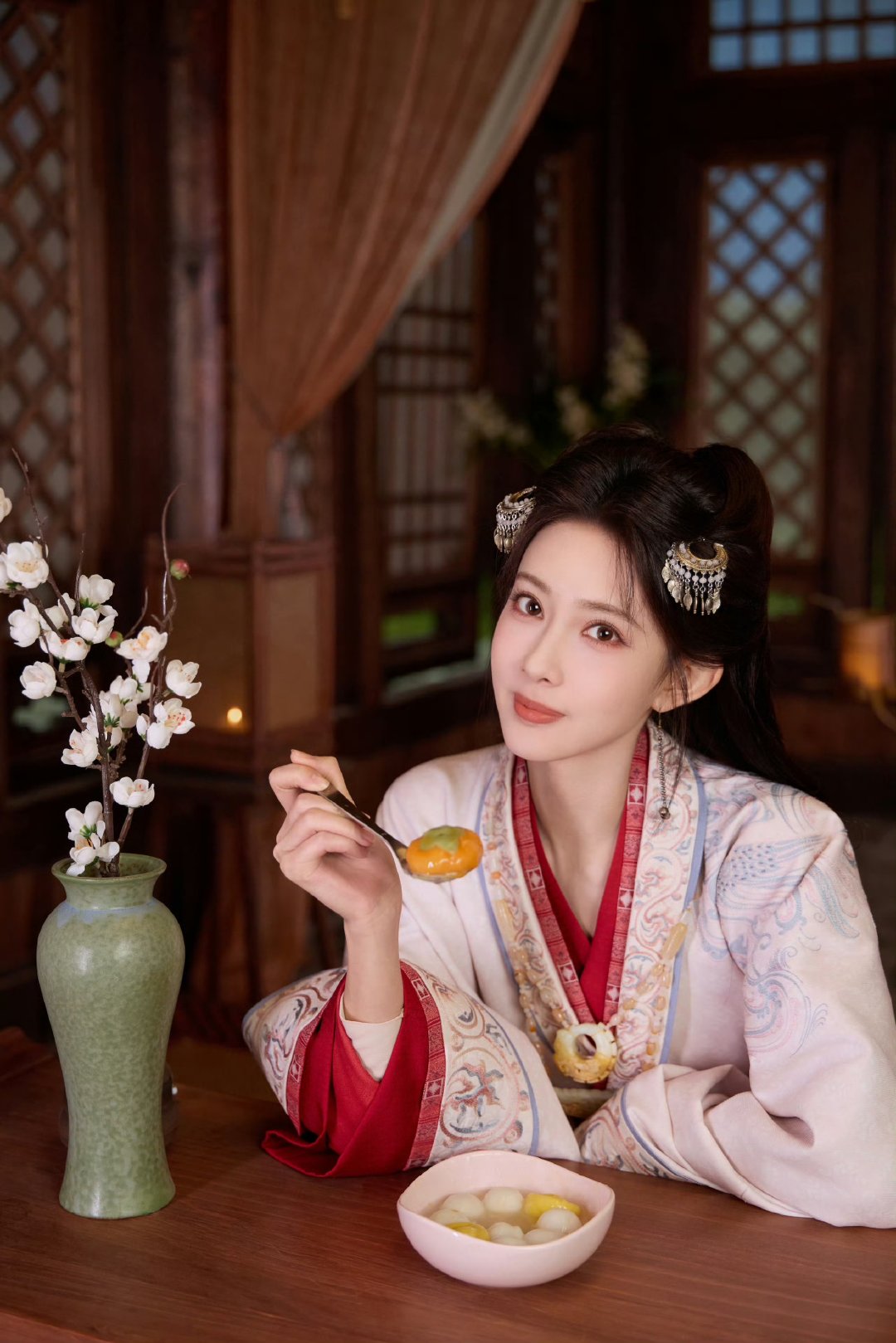 孟子义沈妙元宵营业图 孟子义持花灯吃汤圆 元宵营业图来啦，一起吃汤圆吧~ 孟子义