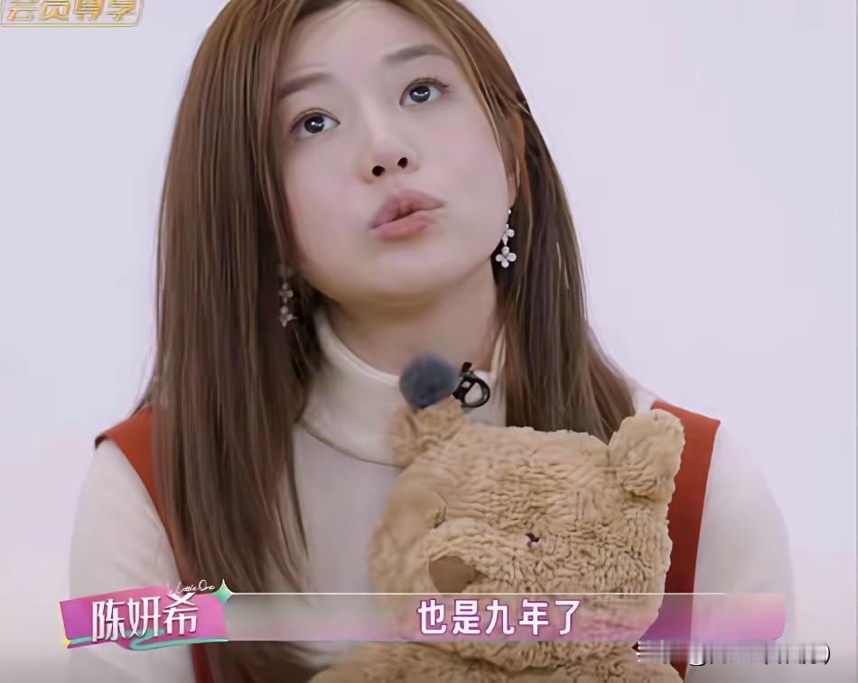 陈妍希，格局通透得太多，
她早已官宣和陈晓离婚，独自带着儿子在北京生活，明明家人
