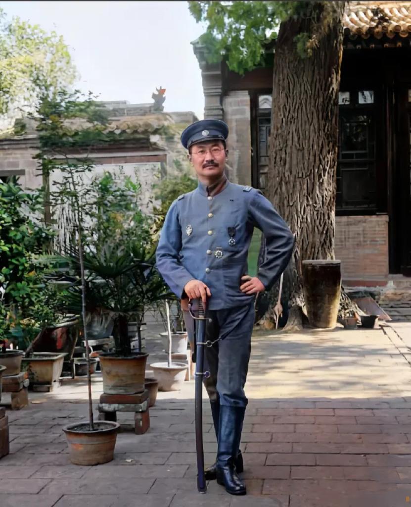1912年，“太谷义军司令”孔祥熙留下的一张照片，他身穿新式军装，高筒皮靴，一手