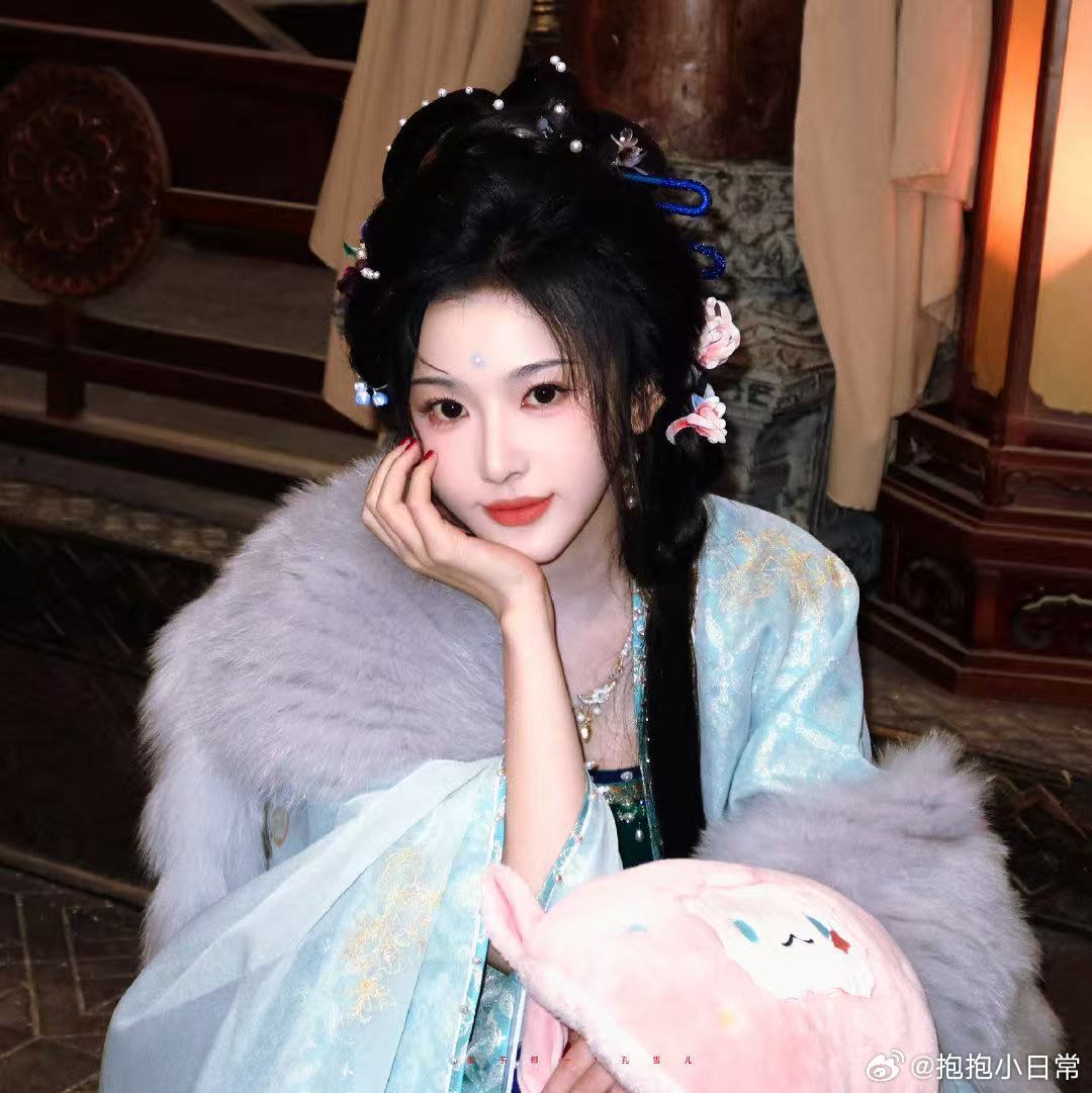 孔雪儿也太爱听烂梗了吧 从机场互动就能看出孔雪儿有多温柔，粉丝随口一句烂梗都能让