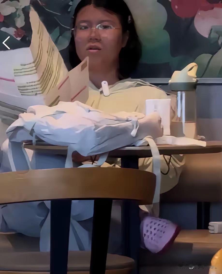 海口星巴克店内备考女子长相曝光，一看面相就是那种不好说话的人，这么大的咖啡店也是