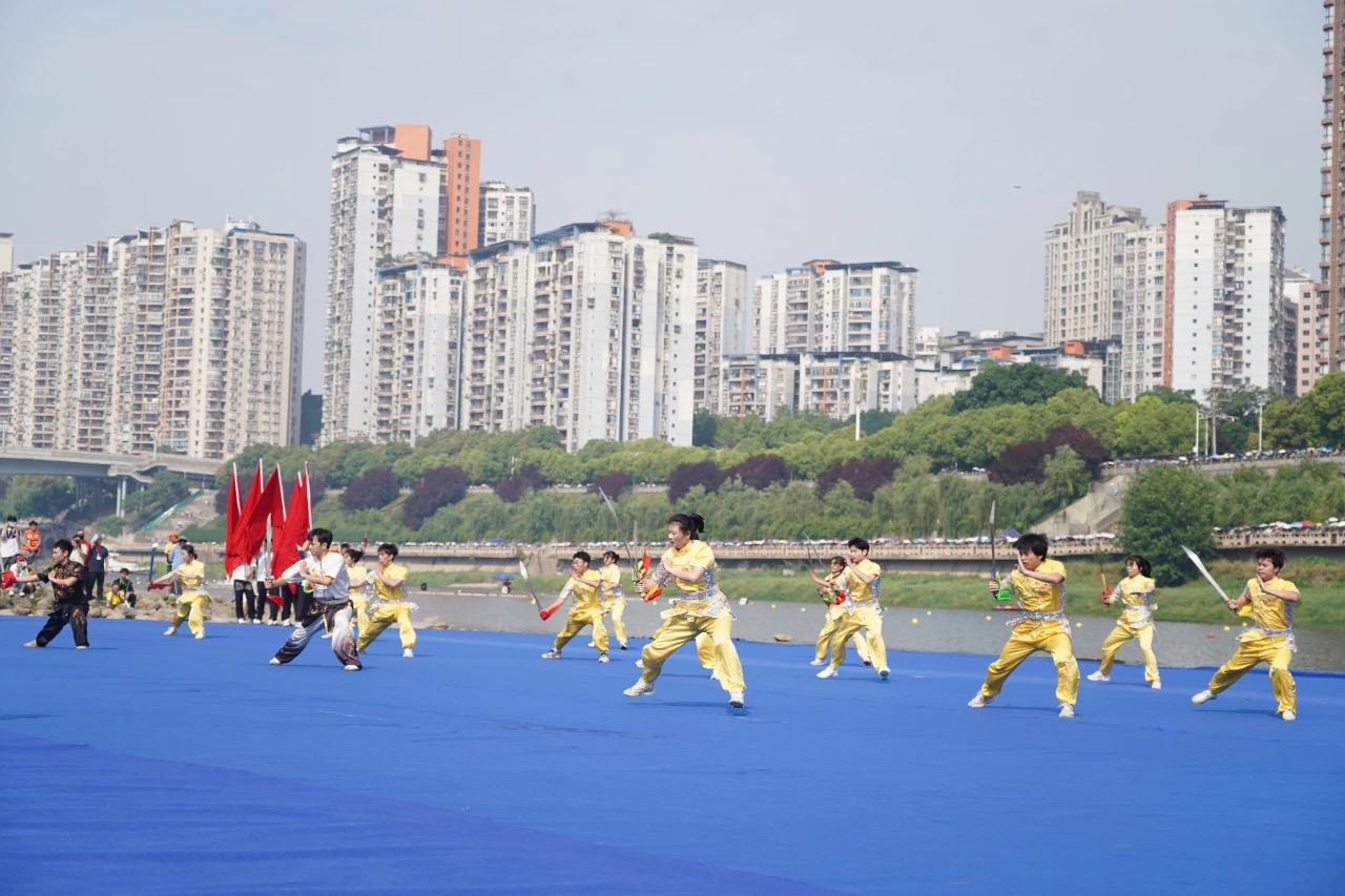 经过两天的激烈比拼，2025年“川渝陕”龙舟邀请赛暨 “划遍四川” 达川站活动圆