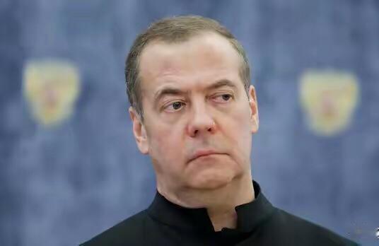 彻底决裂了！
俄罗斯安全会议副主席梅德韦杰夫公开表示，有情报显示英国和法国想提供