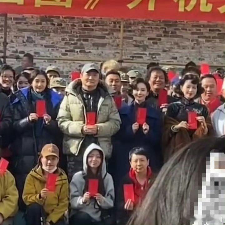 刘诗诗关晓彤孙怡同框开机照 刘诗诗关晓彤孙怡新剧开机照刘诗诗关晓彤孙怡同框开机照