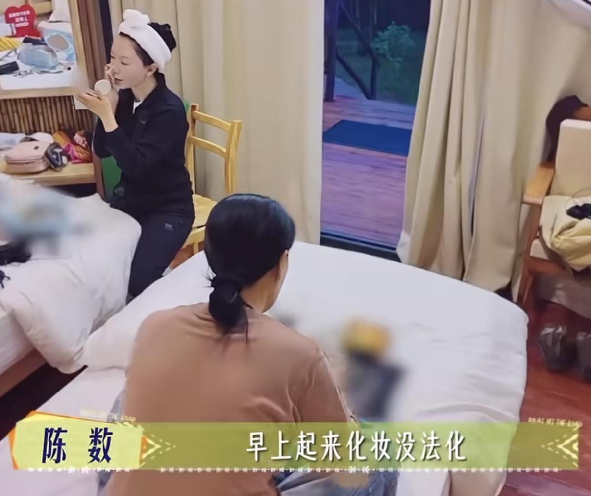 陈数在仔细的护肤准备化妆，那英在一旁一声不吭已经闷头化好妆了，陈数：“早上起来化