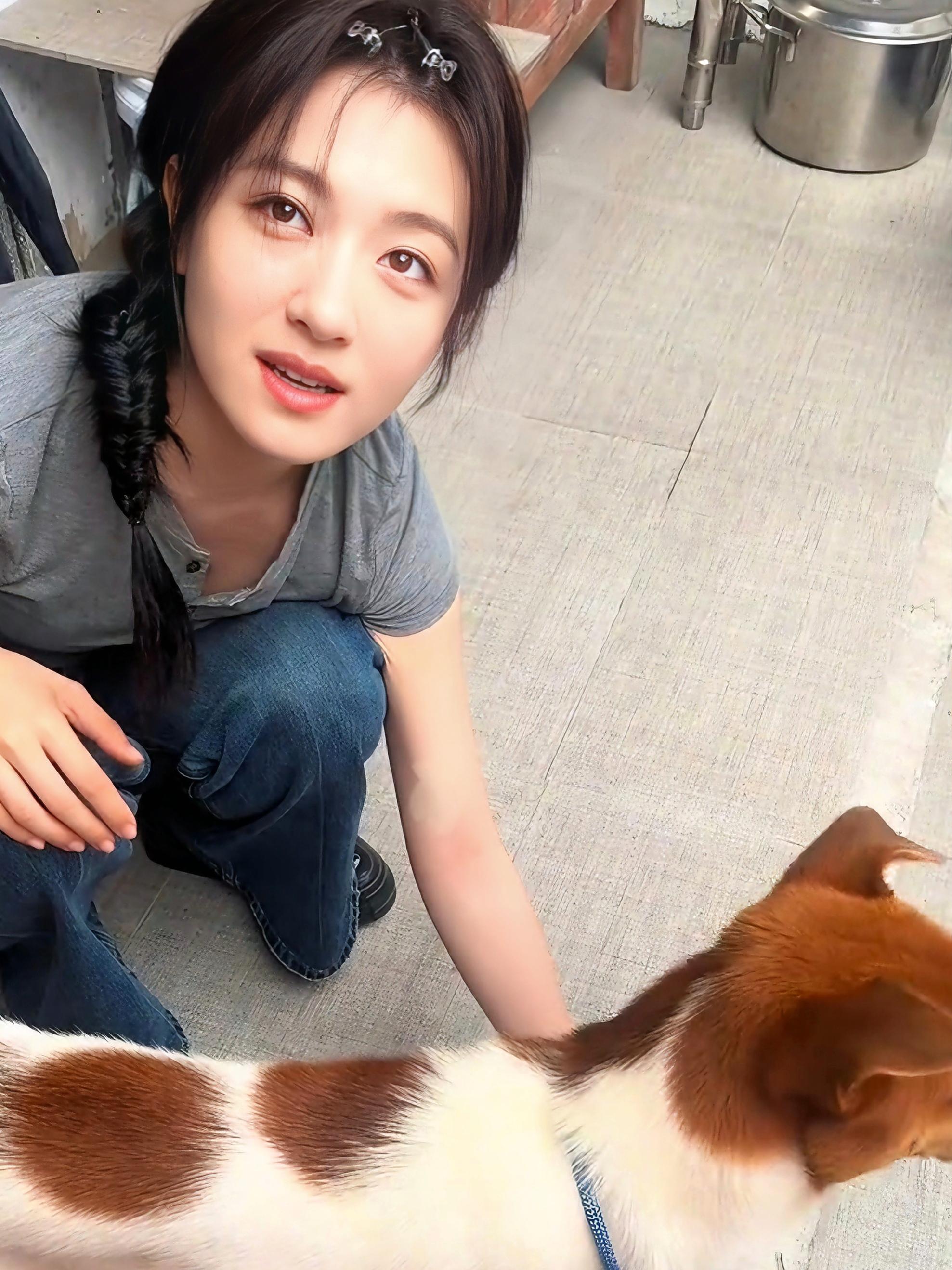 妹妹又在沉迷和狗狗握手哈哈哈