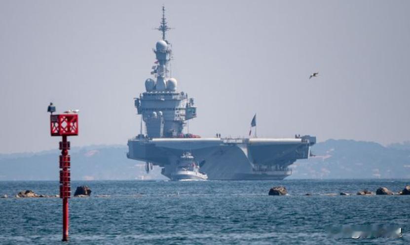 法国戴高乐号与我国福建舰的对比，不得不说，4万吨与8万吨航母之间，还是“略有区别