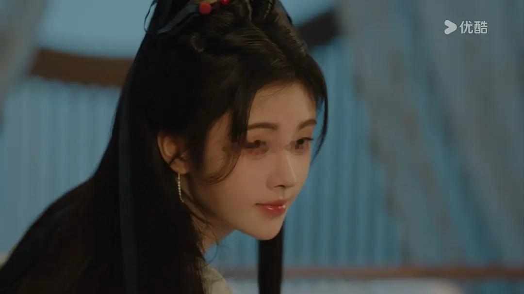 鞠婧祎也不是只老四剧里才美，在千香里妆造很简单 淡妆还是很美。 我看区别不大 老