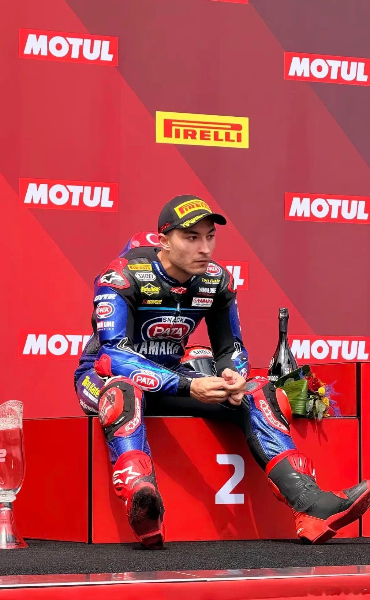 WSBK捷克站取得亚军的61号，登上领奖台的他，脸上没有笑容，因为他拼尽全力，也