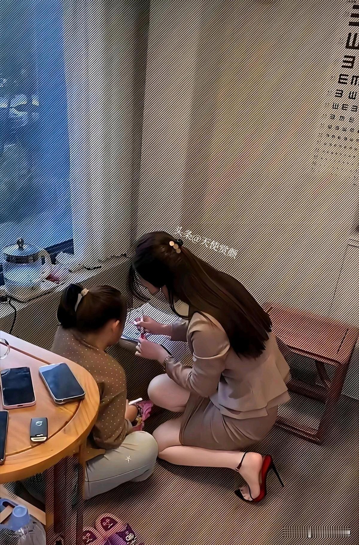 这样的妈妈确实优秀，漂亮又会辅导作业。就像“观察型”妈妈，陪写作业不全程紧盯，等