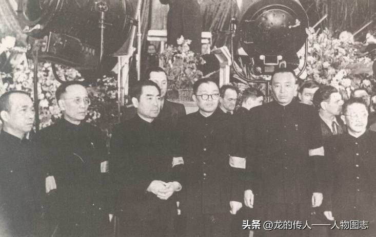 1953年3月5日斯大林逝世，这是参加葬礼的中国代表团在苏联工会大厦吊唁。
左起