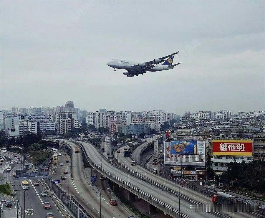 香港启德机场，是香港的前民用机场（1925年-1998年），因周边建筑密集及跑道