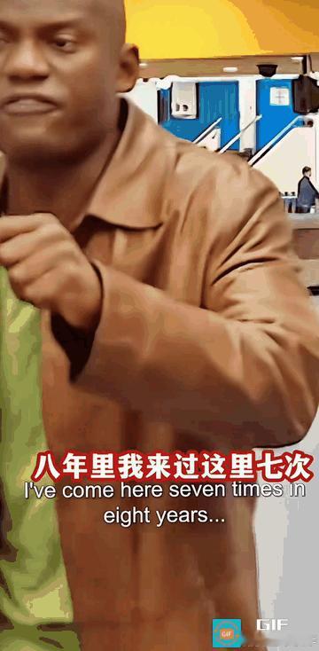 出生在西非的英国公民用愤怒的语气告诫澳大利亚海关工作人员，我是英国公民不准这样刁