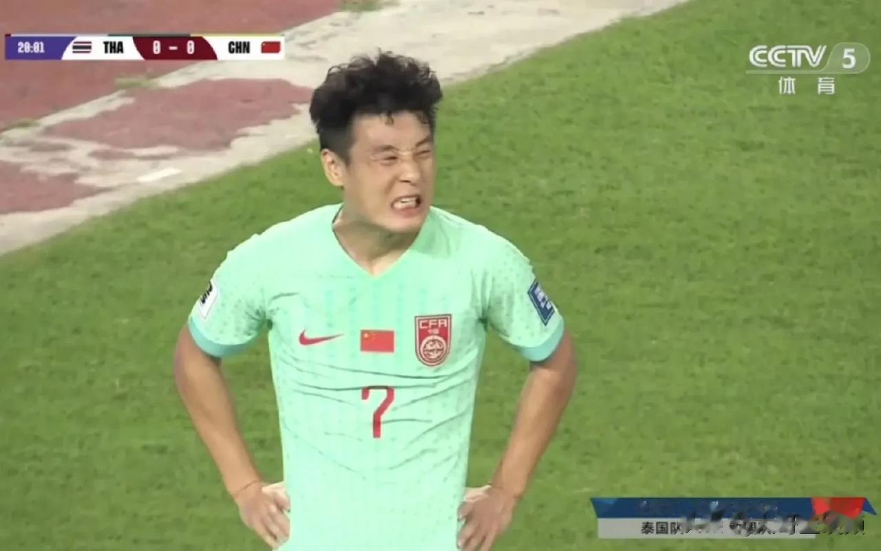 武磊！又是武磊！晃过泰国队门将，犹犹豫豫，皮球被泰国队门将用指尖捅出底线⚽️

