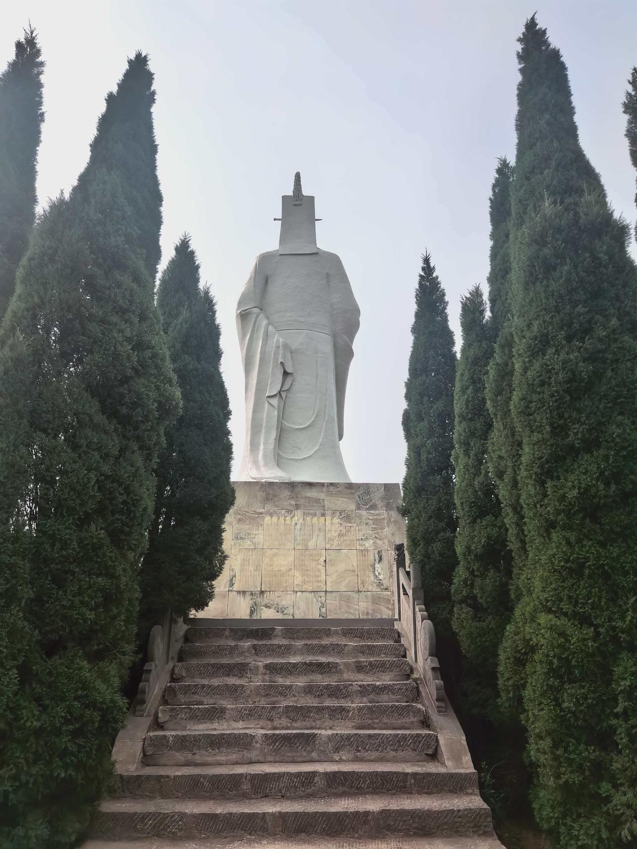 您的背影
（文/范小红 图/范振国）
 
清明前的春风
轻拂范园的松
一抔黄土，