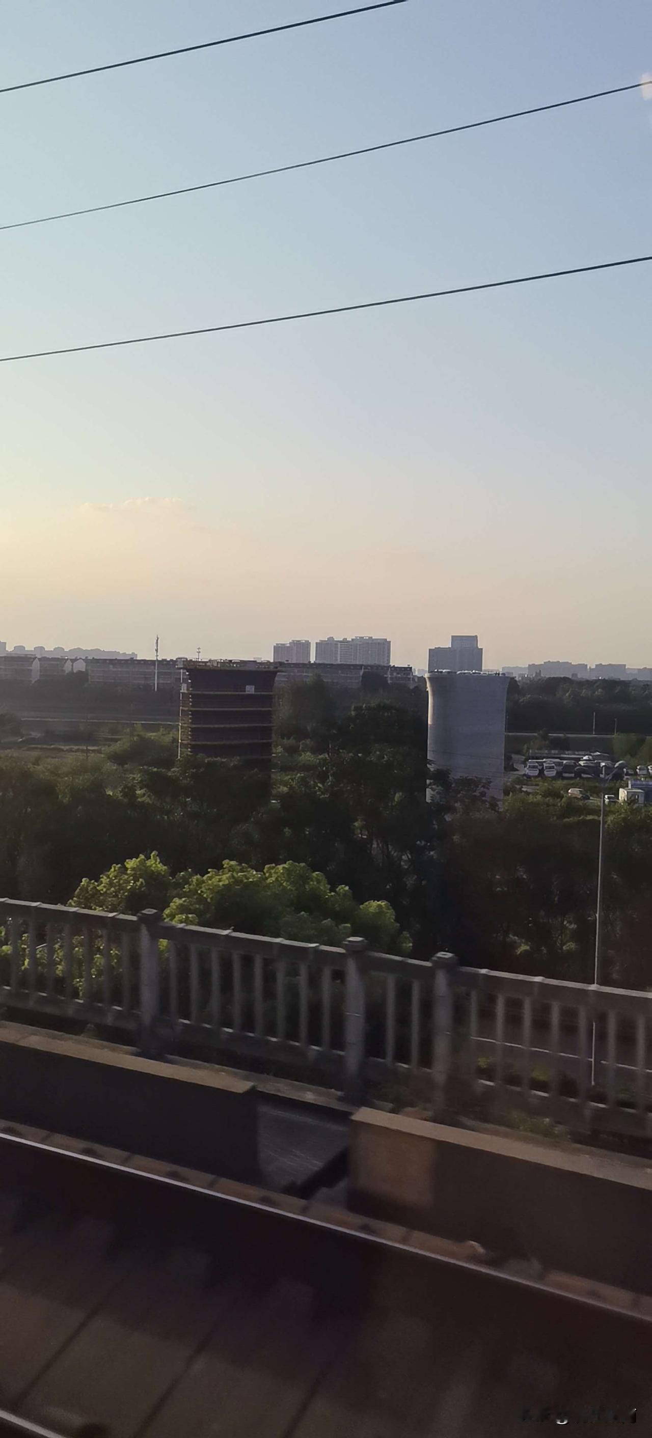 长赣高铁桥墩立起来啦，这场景太震撼！在长沙望城的施工现场，中铁大桥局承建标段内，