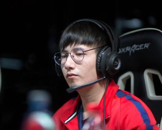 弹幕说觉得新XG在T1赛事难进四强，但是查理斯不同意，他认为新XG，法老见了也得